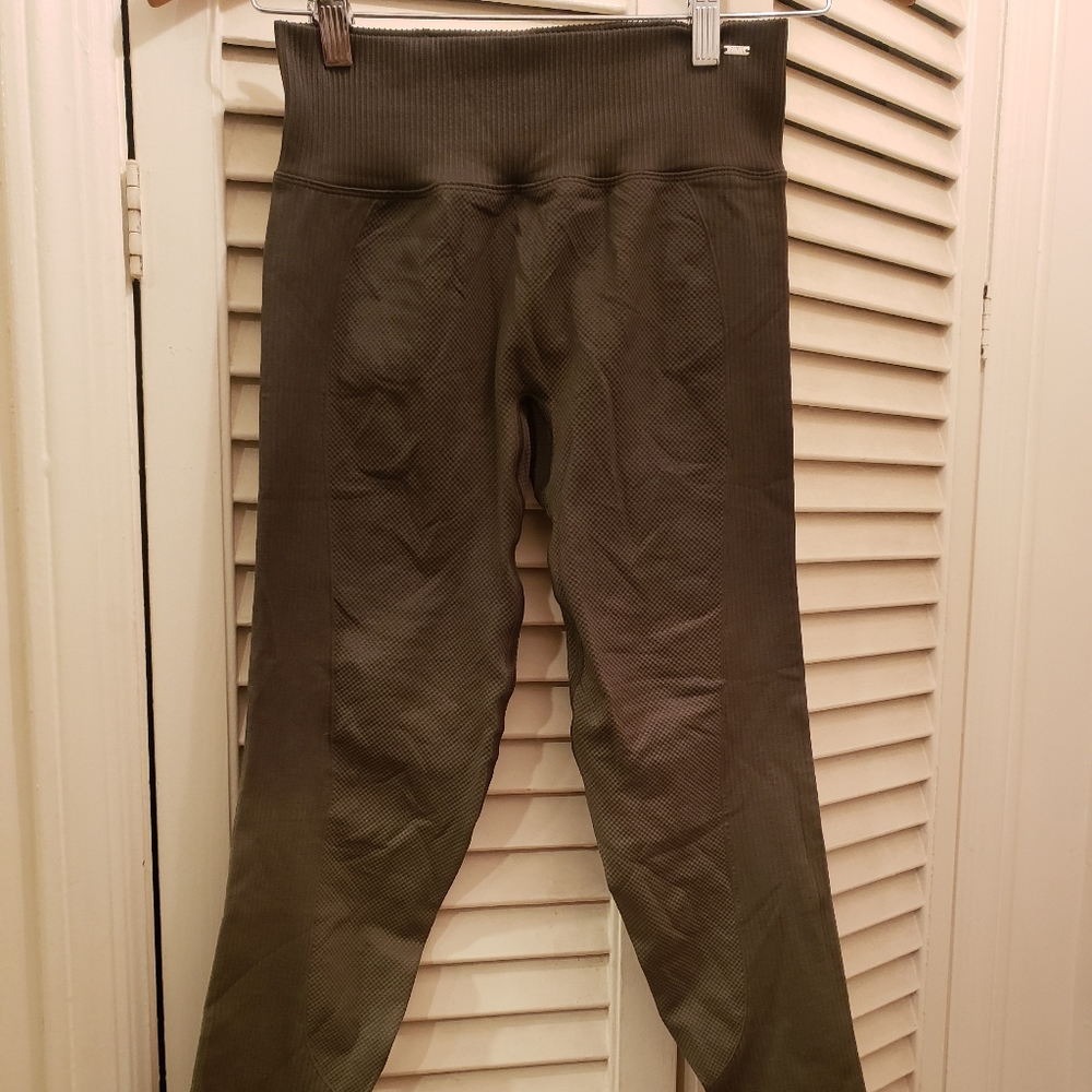 New Victoria's secret Pink "army green" leggings..size small - Picture 4 of 7